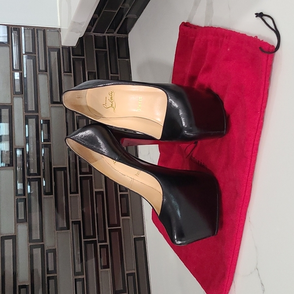 I'm selling it because I don't use it almost only two wears - Picture 1 of 5